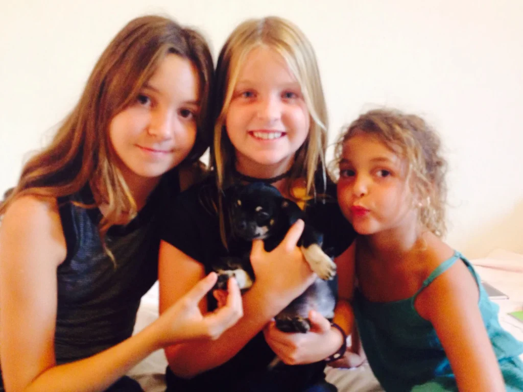 Gisela y sus tres niñas de Barcelona - Batman de Herederos del Olimpo 1