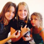 Gisela y sus tres niñas de Barcelona - Batman de Herederos del Olimpo 1